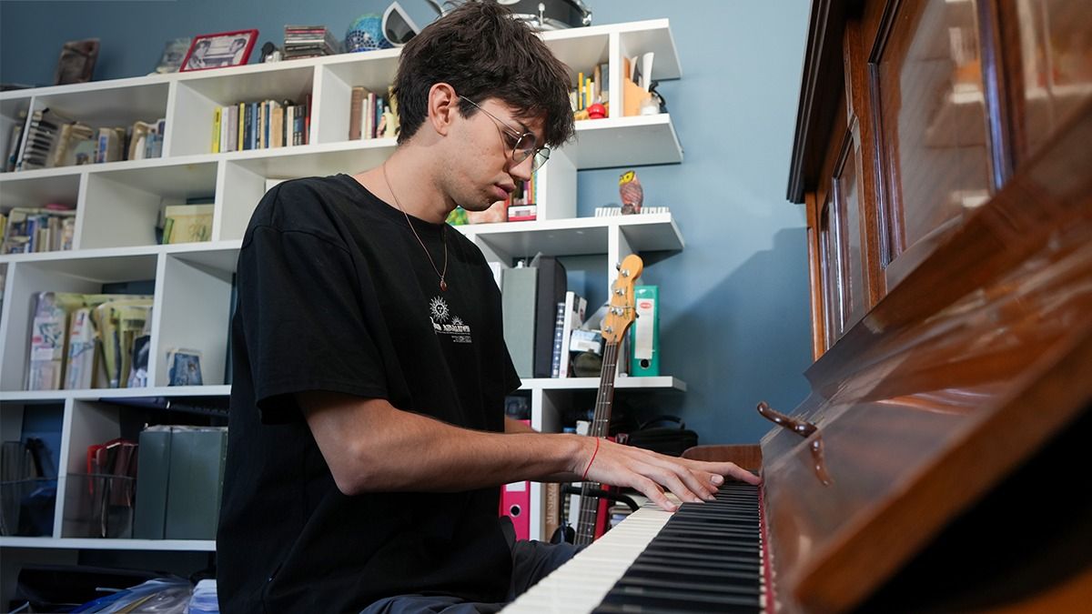 Valentín Flores nació y creció rodeado de música. Demorados ya tiene listo el primer disco. Valentín Flores nació y creció rodeado de música. Demorados ya tiene listo el primer disco.