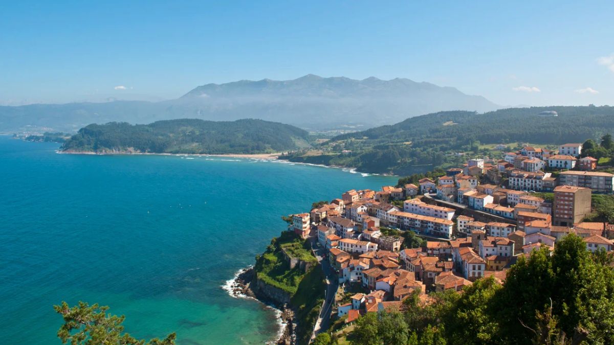 Pueblo de España en Asturias que tiene playa, arquitectura y fue escenario de series.