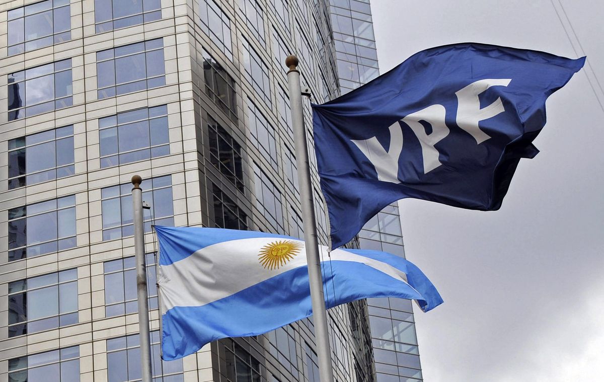 El gobierno nacional destacó la suspensión de la entrega de acciones de YPF que resolvió la Corte de Apelaciones.