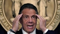Envuelto en un escándalo por denuncias de acoso sexual a excolaboradoras, el gobernador de Nueva York Andrew Cuomo renunció a su cargo, que lo hará efetivo en 14 días