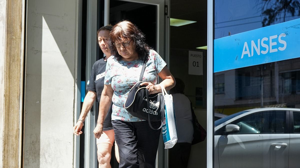 ANSES tiene a su cargo, entre otras tareas, el otorgamiento y pago de jubilaciones y pensiones. Pago de Asignaciones Familiares a trabajadores en actividad, desempleados, jubilados y pensionados. Gestión y liquidación de la Prestación por Desempleo. ANSES tiene a su cargo, entre otras tareas, el otorgamiento y pago de jubilaciones y pensiones. Pago de Asignaciones Familiares a trabajadores en actividad, desempleados, jubilados y pensionados. Gestión y liquidación de la Prestación por Desempleo.