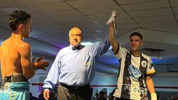 Boxeo en el Este. David el Fajador Jabdor se impuso por KOT3 y el árbitro Javier Luján le alza la mano en triunfo al de San Martín.