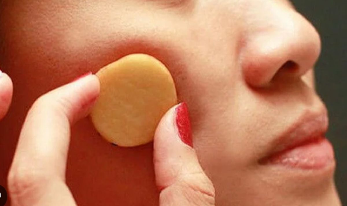 Una patata tiene muchos beneficios para la piel.