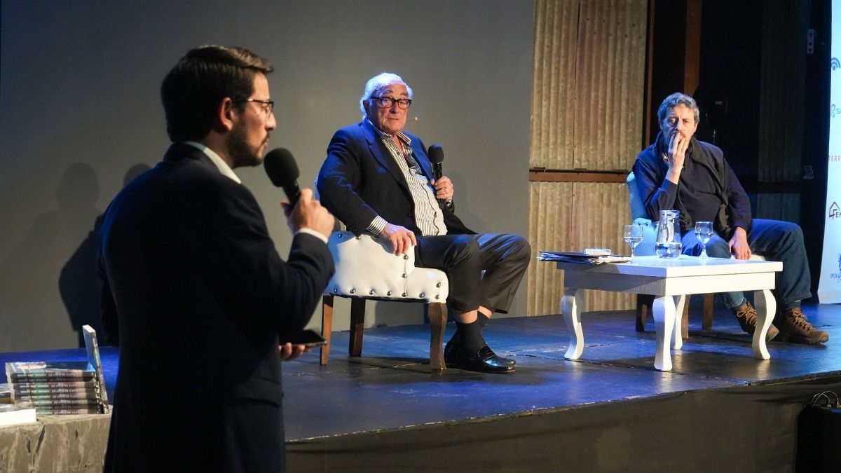 Pablo Gerardi, parte de "Primeras Voces", se encargó de transmitir a "Bebo" las preguntas de la audiencia de Radio Nihuil. Pablo Gerardi, parte de "Primeras Voces", se encargó de transmitir a "Bebo" las preguntas de la audiencia de Radio Nihuil.