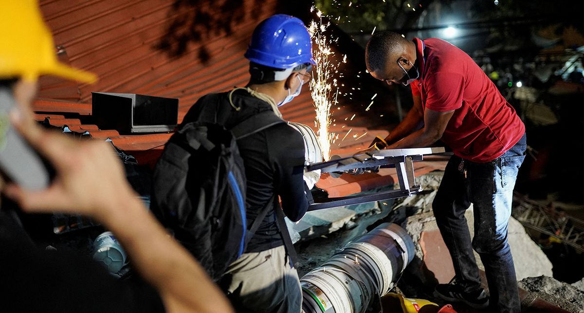 Rescates. Durante toda la noche trabajaron para lograr dar con las personas atrapadas bajo los esconbros. Rescates. Durante toda la noche trabajaron para lograr dar con las personas atrapadas bajo los esconbros.