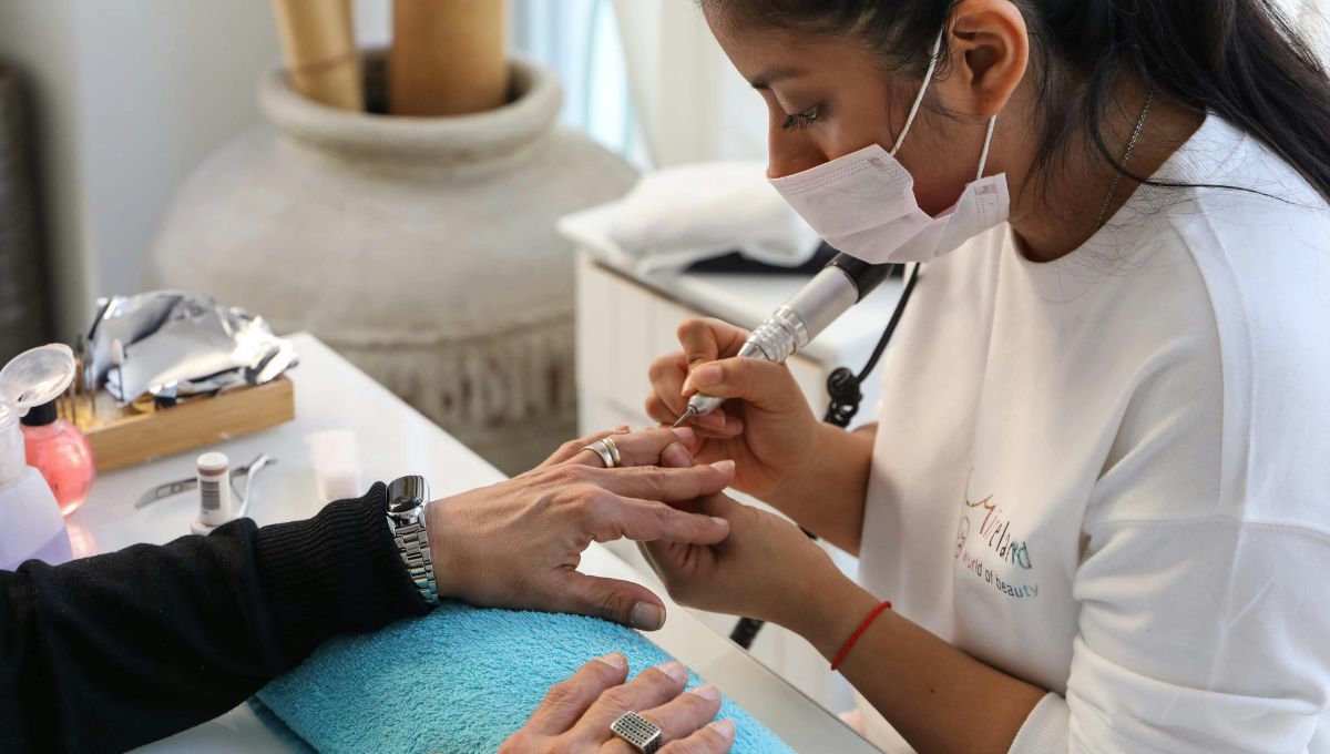 Debemos espaciar los tratamientos de manicura para que las uñas no se debiliten. Debemos espaciar los tratamientos de manicura para que las uñas no se debiliten. 