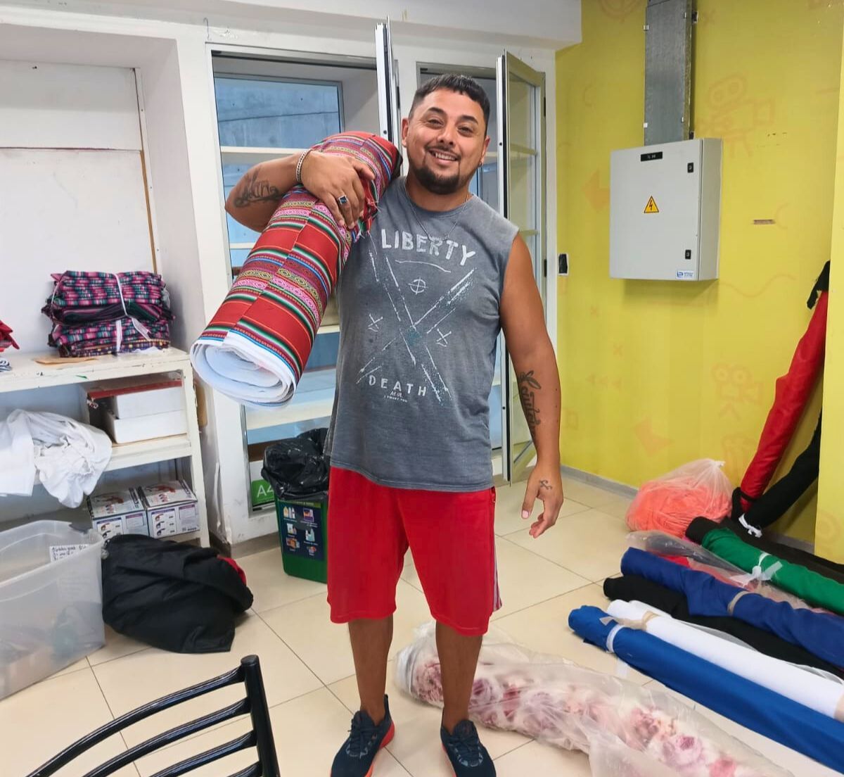 Leonardo Soria integra el sector de servicios generales de la Fiesta de la Vendimia. Y junto a su esposa, de noche elaboran comida para vender.