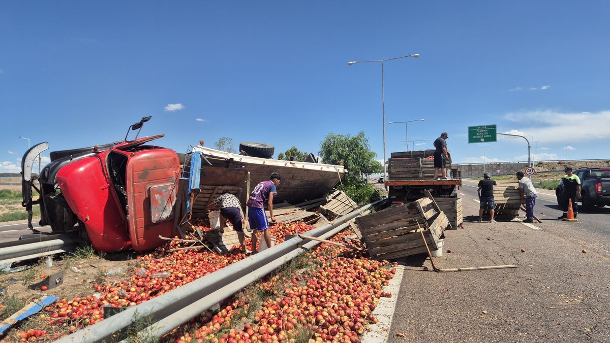 Así quedó el camión tras volcar en la Ruta 40.