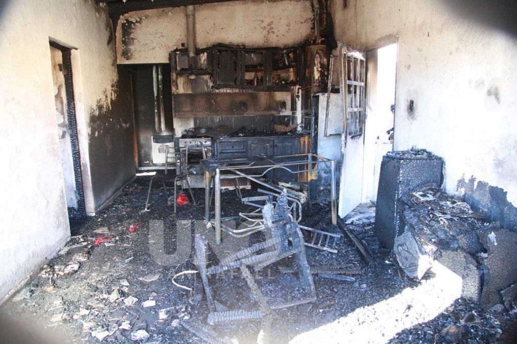 Las llamas destruyeron el departamento de una mujer policía que logró rescatar a sus 2 hijos