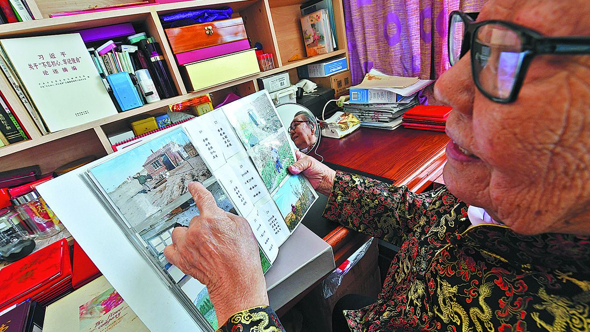 Mientras hojea un álbum de fotos familiar, Gerel recuerda cómo consiguió transformar el paisaje de su aldea a lo largo de 20 años. WEI XIAOHAO / CHINA DAILY &nbsp;