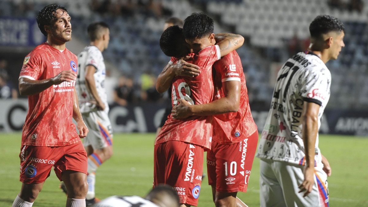 Argentinos Juniors enfrenta a Defensa y Justicia en el partido que inicio a los cuartos de final de la Copa de la Liga 2024.