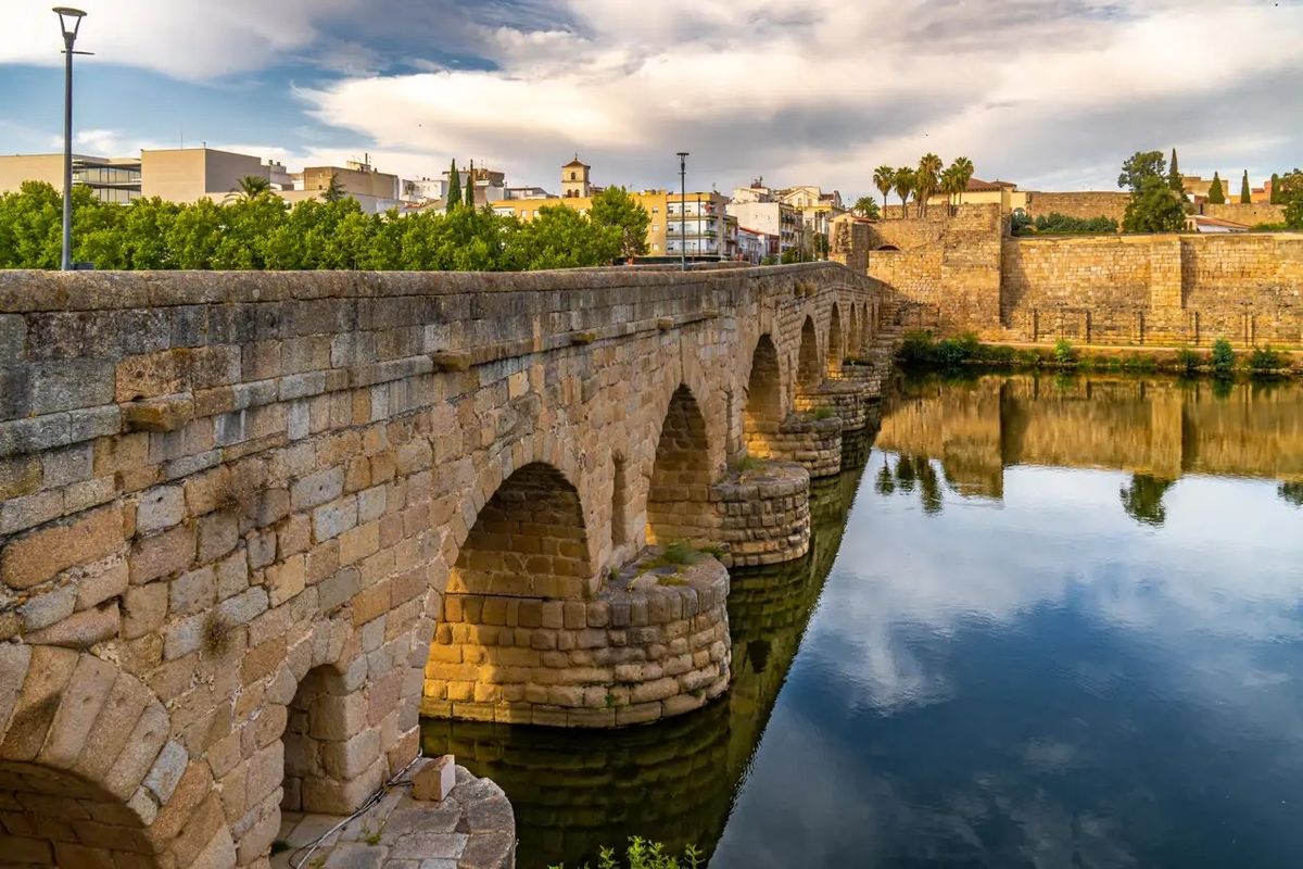 El puente romano más largo que conserva España: trasciende generaciones y es un emblema. Imagen de Adobe Stock.