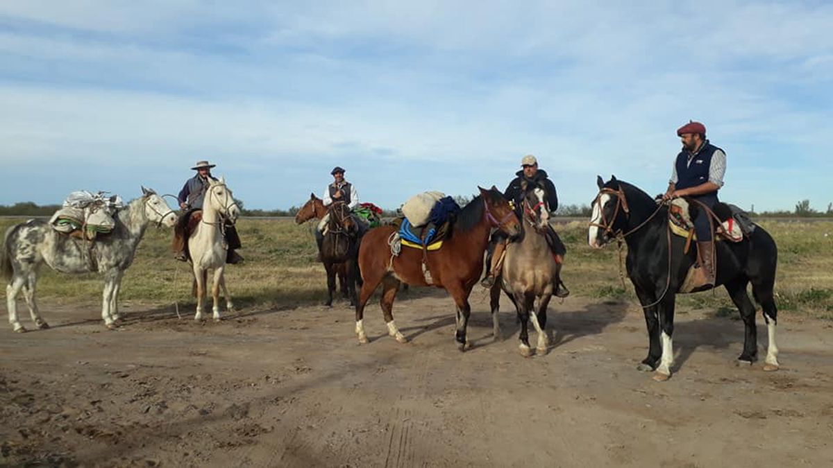 Cuatro amigos fueron a caballo desde Mendoza a San Luis por una promesa