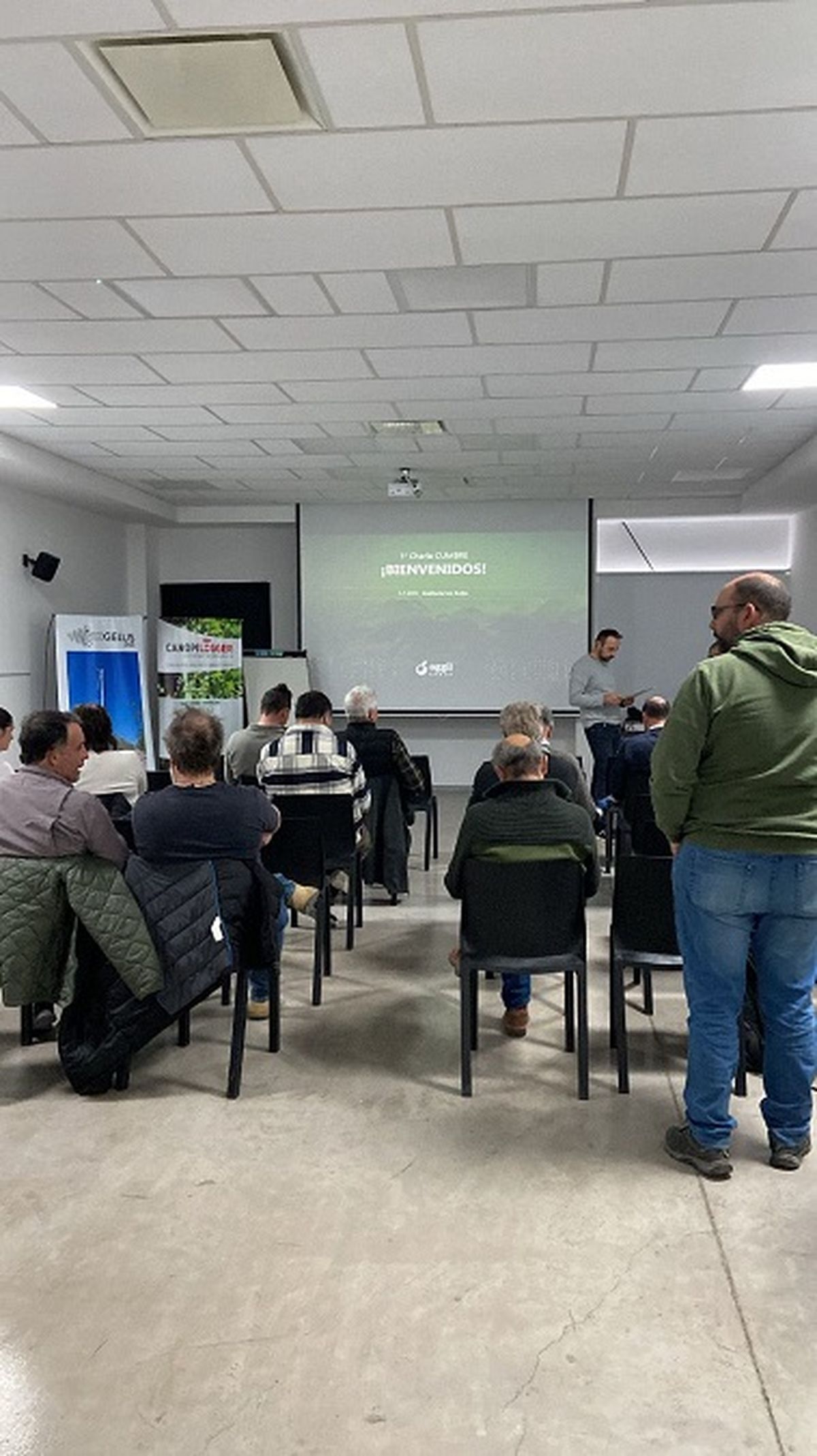 Estas charlas brinda conocimientos y tecnologías de vanguardia en diversos temas. Estas charlas brinda conocimientos y tecnologías de vanguardia en diversos temas.