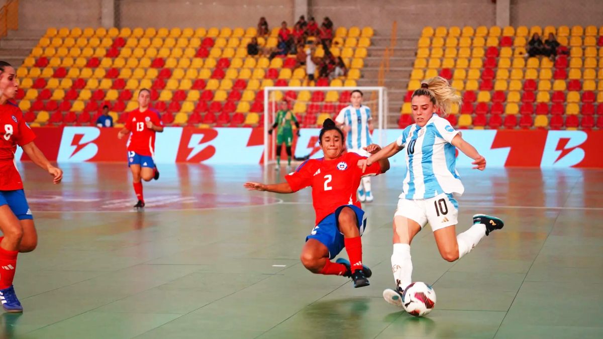 Silvina Nava (10) de la Selección argentina de futsal femenino se dispone a rematar frente a la chilena Sara Allende. BUen debut en la Copa América 2025.