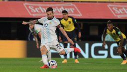 ocampos a messi, tras generar el penal: ¿le pegas vos?
