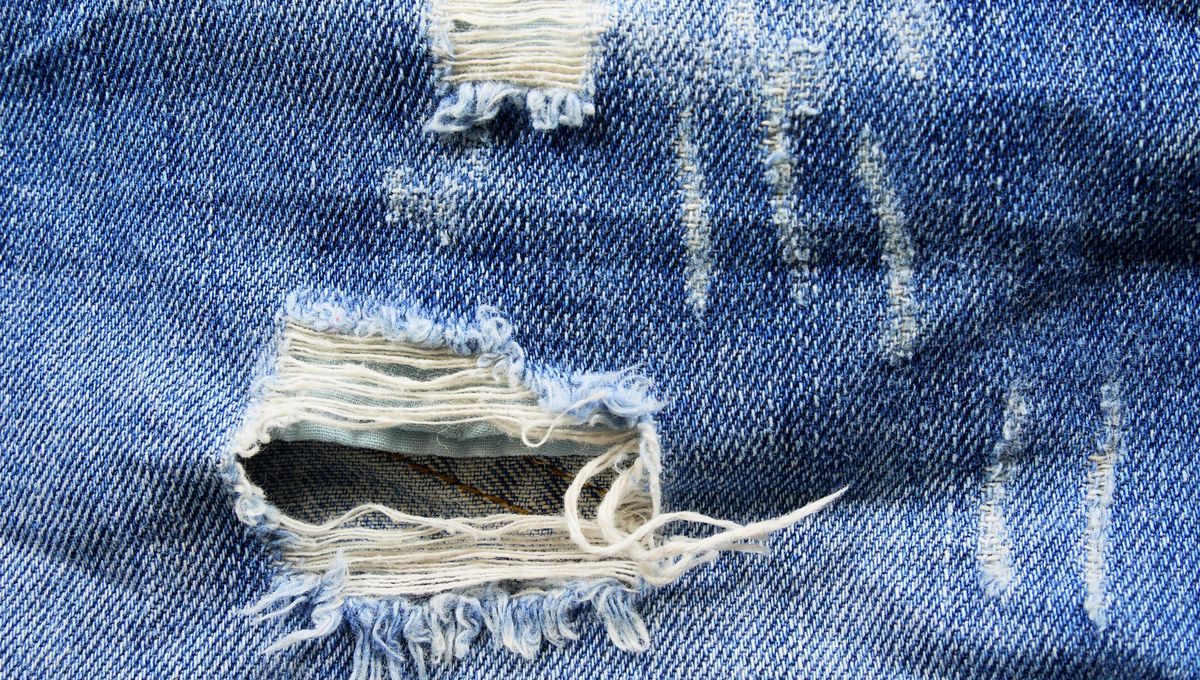 Con un poco de hilo, agujas y algunos pasos puedes recuperar unos jeans rajados o rotos. Con un poco de hilo, agujas y algunos pasos puedes recuperar unos jeans rajados o rotos. 