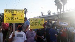 Trabajadores vitivinícolas llevan adelante la segunda jornada de paro con bloqueos en las principales bodegas de Mendoza y manifestaciones en el mirocentro