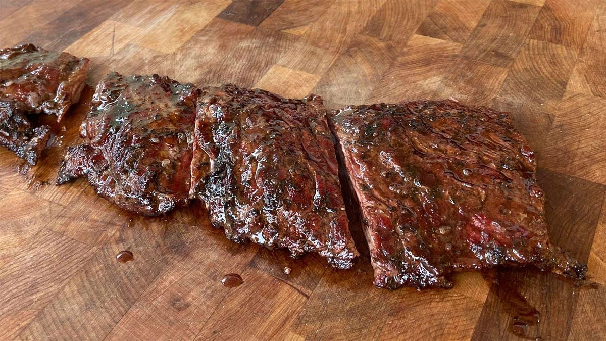 Si a la carne del asado se le coloca papel de diario encima durante la cocción, puede recibir partículas tóxicas de la tinta y alterar su sabor. Si a la carne del asado se le coloca papel de diario encima durante la cocción, puede recibir partículas tóxicas de la tinta y alterar su sabor.