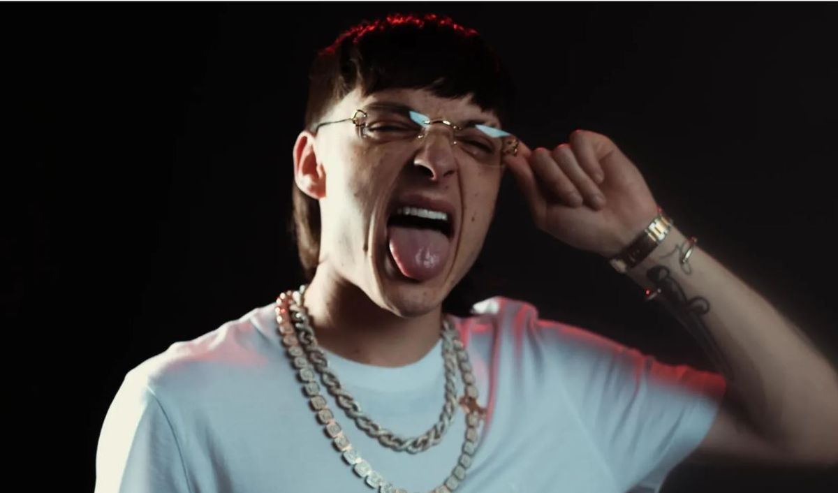 ¿Tomó algo? Peso Pluma fue captado en una rara conducta en un show. ¿Tomó algo? Peso Pluma fue captado en una rara conducta en un show.