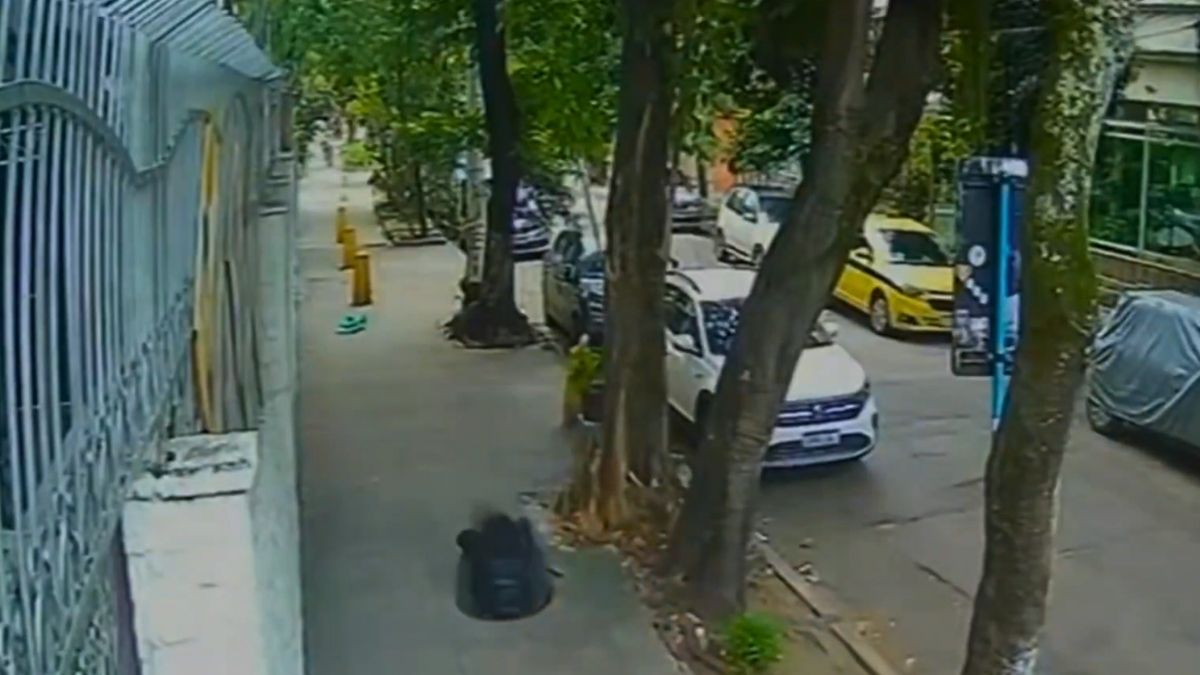 El accidente quedó registrado por una cámara de seguridad del lugar.