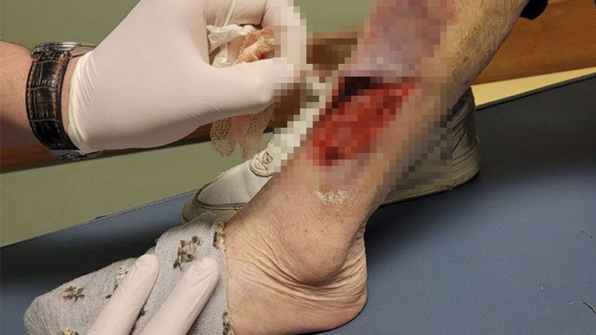 Fue filmada mientras torturaba a una mujer de 100 años bajo su cuidado