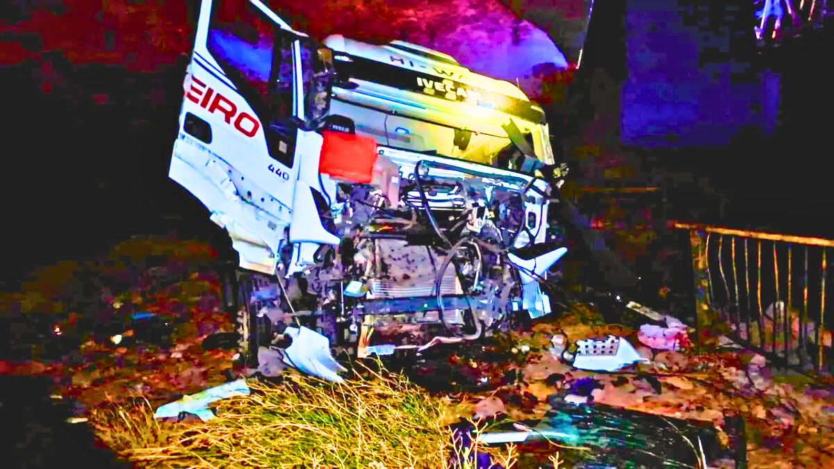 El accidente lo protagonizó un camión que era remolcado.