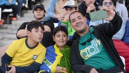 Turistas de Brasil en uno de los partidos del Mundial Sub 20 en Mendoza. Muchos visitantes se quedan hasta el fin de semana largo.