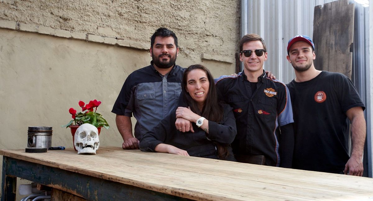 Rocío posa junto a su equipo de mecánicos: Maximiliano Agüero, Bruno Vegas y Diego Rocío posa junto a su equipo de mecánicos: Maximiliano Agüero, Bruno Vegas y Diego