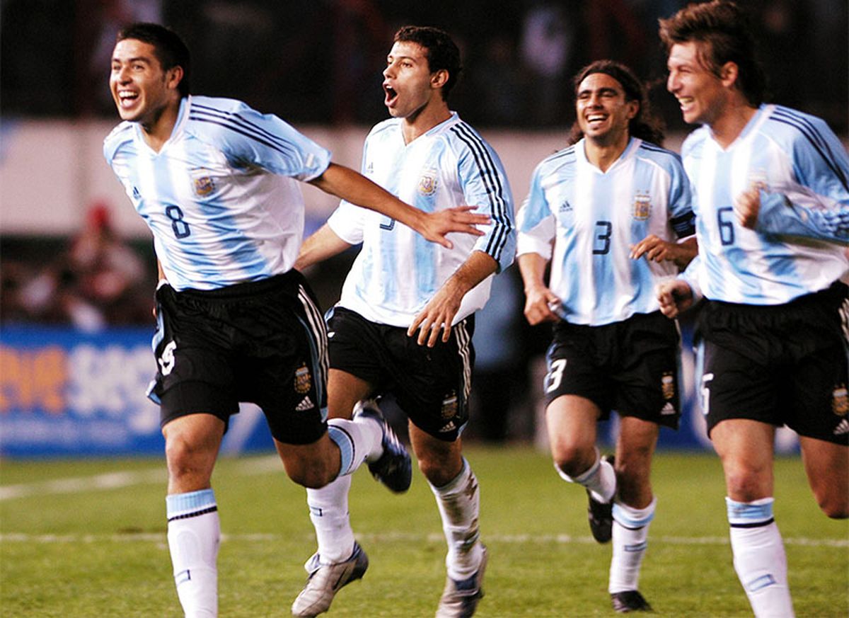 Riquelme festeja su gol y es seguido por Mascherano, Sorín y Heinze.