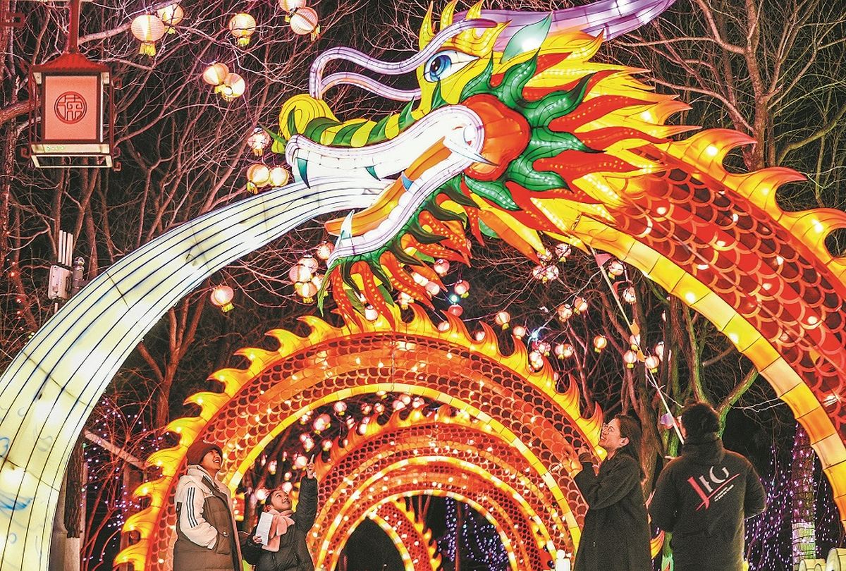 Los residentes de Beijing admiran un farol con forma de dragón en el Parque Temático Mundial de Rosas, ubicado en el distrito de Daxing al sur de la ciudad. WU YIBIN / PARA CHINA DAILY Los residentes de Beijing admiran un farol con forma de dragón en el Parque Temático Mundial de Rosas, ubicado en el distrito de Daxing al sur de la ciudad. WU YIBIN / PARA CHINA DAILY 