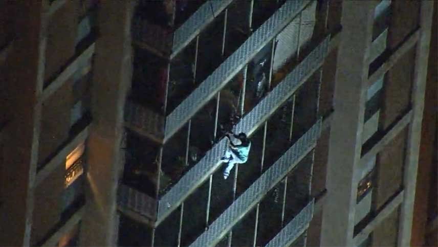 Escala y desciende 15 pisos por las ventanas de un edificio en llamas
