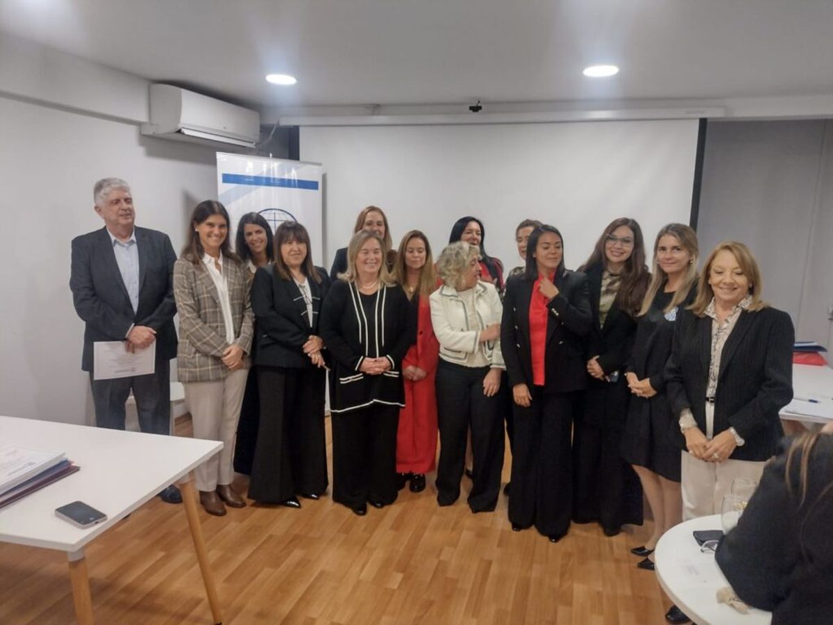 Teresa Day (segunda en la foto) este martes, durante la renovación de autoridades de AMJA. Teresa Day (segunda en la foto) este martes, durante la renovación de autoridades de AMJA.
