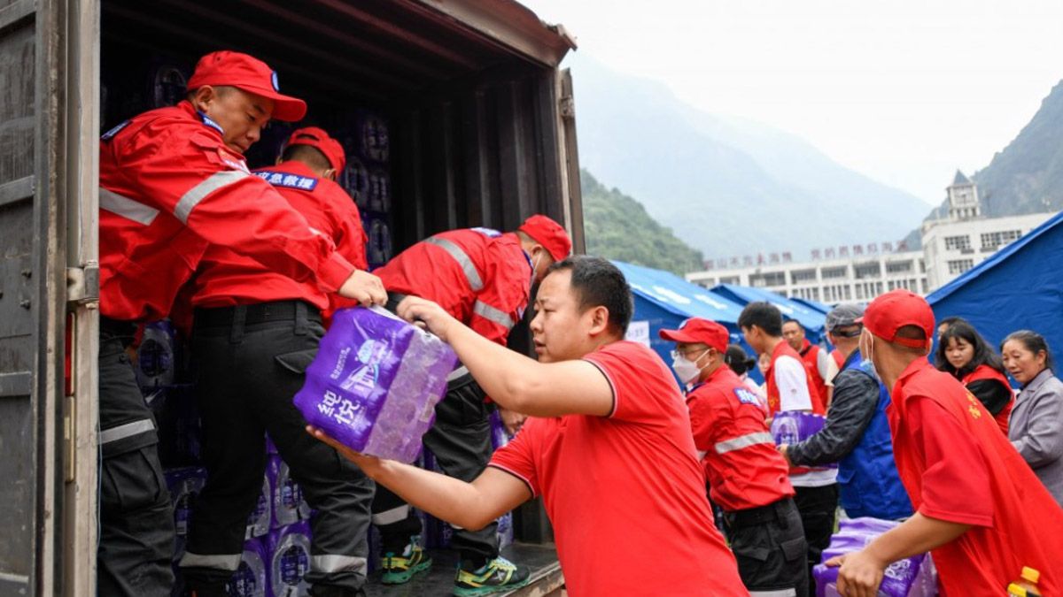 En pocas horas, los grupos de rescate y de emergencias comenzaron a trabajar para entregar agua y alimentos a las personas afectadas por el terremoto en China