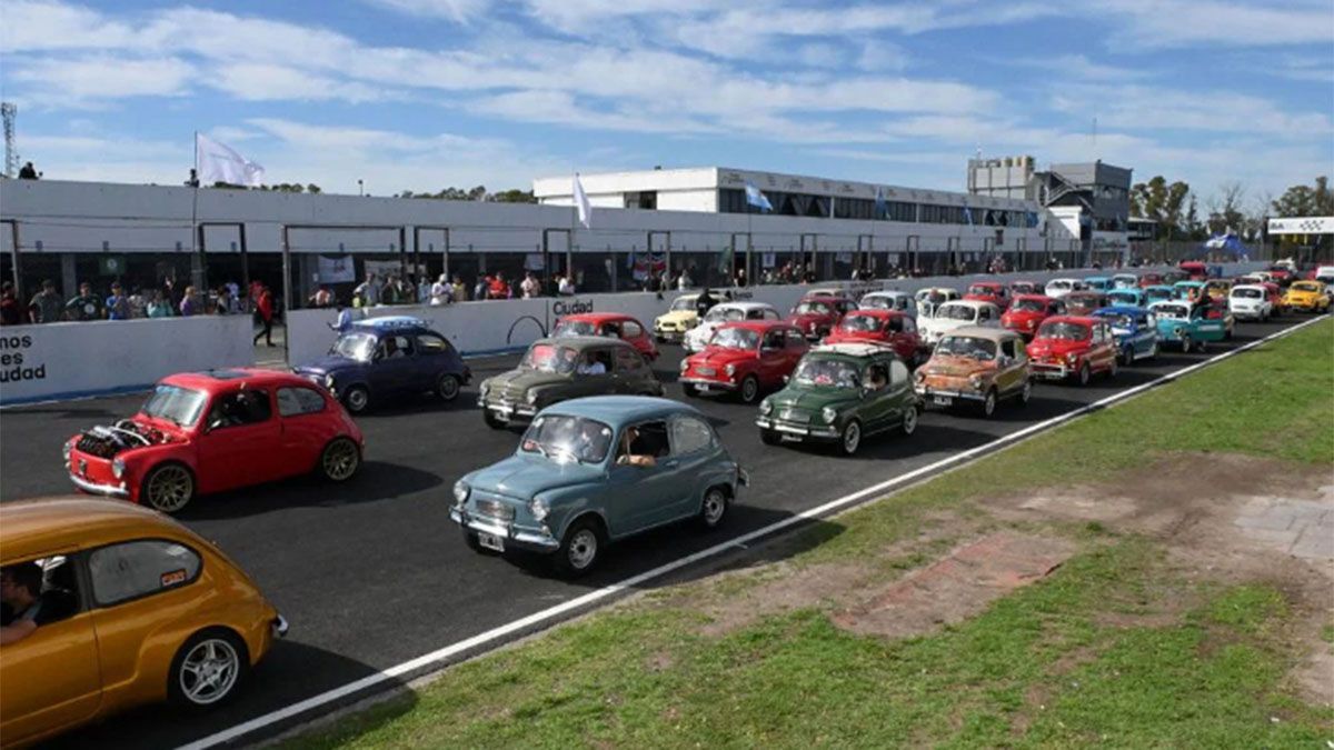 Caravana de Fiat 600 en el Autódromo de Buenos Aires. Caravana de Fiat 600 en el Autódromo de Buenos Aires.