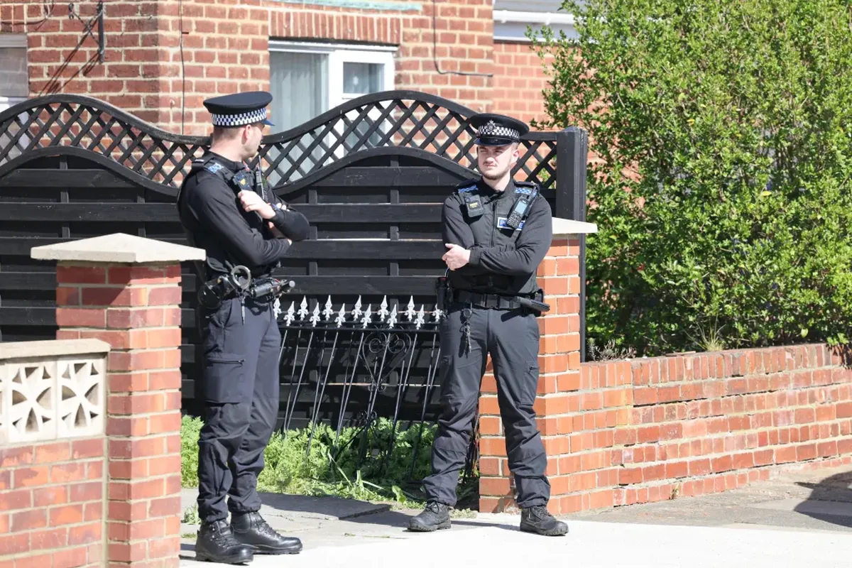 Oficiales de la policía de Inglaterra custodian la entrada de la vivienda tras el trágico suceso que terminó con la vida de una menor de apenas trece semanas de edad Oficiales de la policía de Inglaterra custodian la entrada de la vivienda tras el trágico suceso que terminó con la vida de una menor de apenas trece semanas de edad