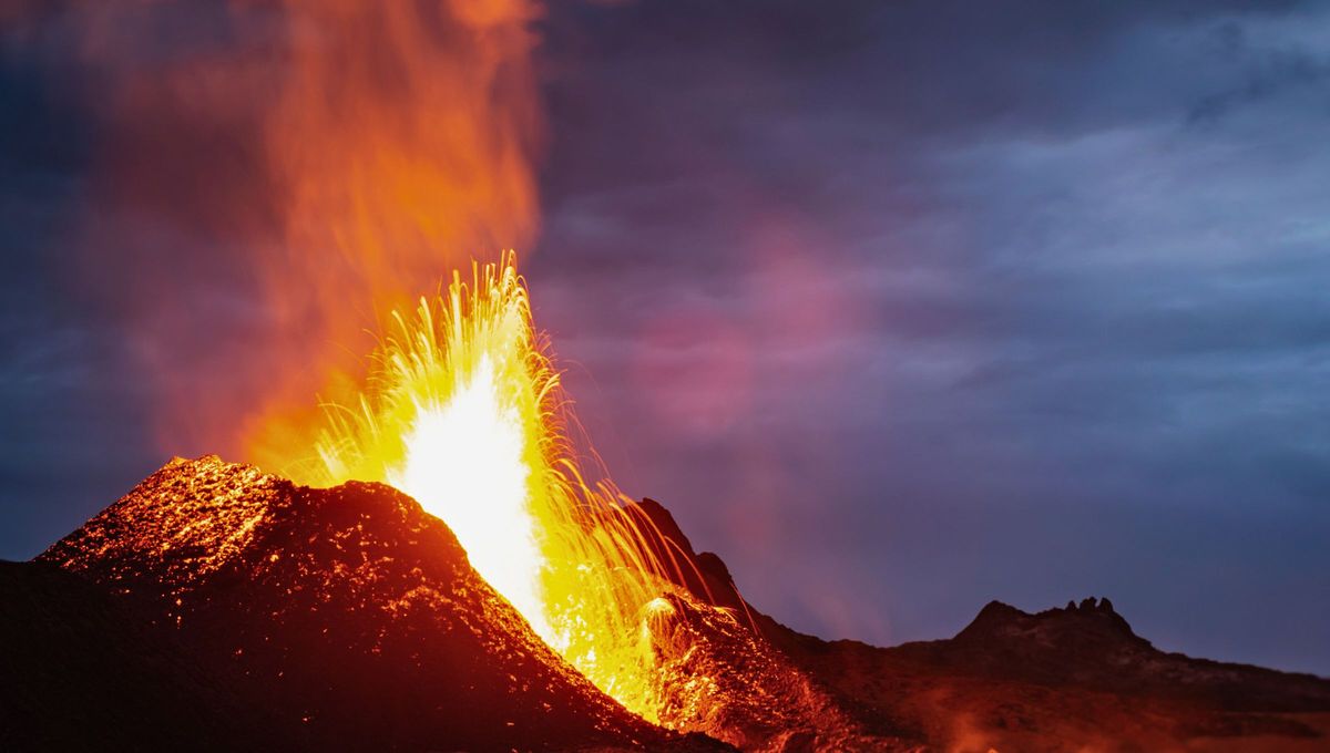 A lo largo de los últimos 100 años han ocurrido múltiples erupciones volcánicas que han afectado al territorio argentino. A lo largo de los últimos 100 años han ocurrido múltiples erupciones volcánicas que han afectado al territorio argentino.