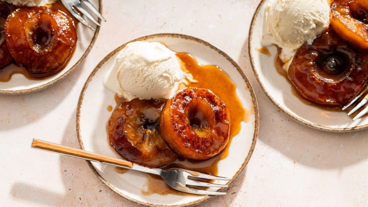 Las manzanas caramelizadas fundidas son un postre ideal para elevar cualquier sobremesa y tienen una receta sencilla. Foto: gentileza simplyrecipes. Las manzanas caramelizadas fundidas son un postre ideal para elevar cualquier sobremesa y tienen una receta sencilla. Foto: gentileza simplyrecipes.