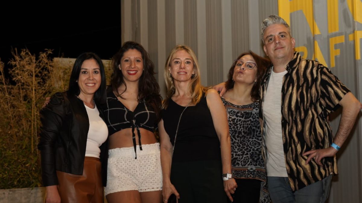 Parte del equipo de Primeras Voces en el festejo de Nihuil. Verónica Tripiana, Paula Jalil, Sara González, Patricia Amico y Claudio 