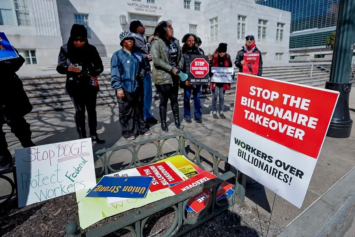 Empleados despedidos del Departamento de Eficiencia Gubernamental (DOGE) de Elon Musk, en una protesta Atlanta en Estados Unidos. Crédito: EFE/EPA/Erik S. Lesser.