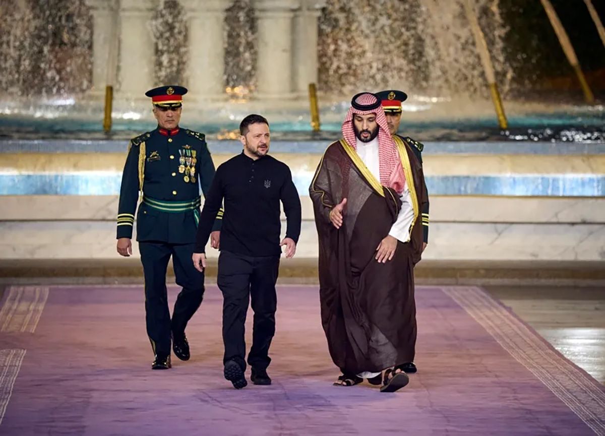 El presidente de Ucrania, Volodimir Zelenski y el príncipe heredero saudí Mohammed bin Salman Al Saud en Yeda. Crédito: EFE/EPA/Presidencia de Ucrania.