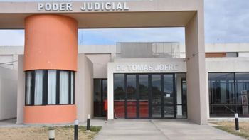 Pensó que su beba había nacido muerta y la abandonó en el baño de su casa 