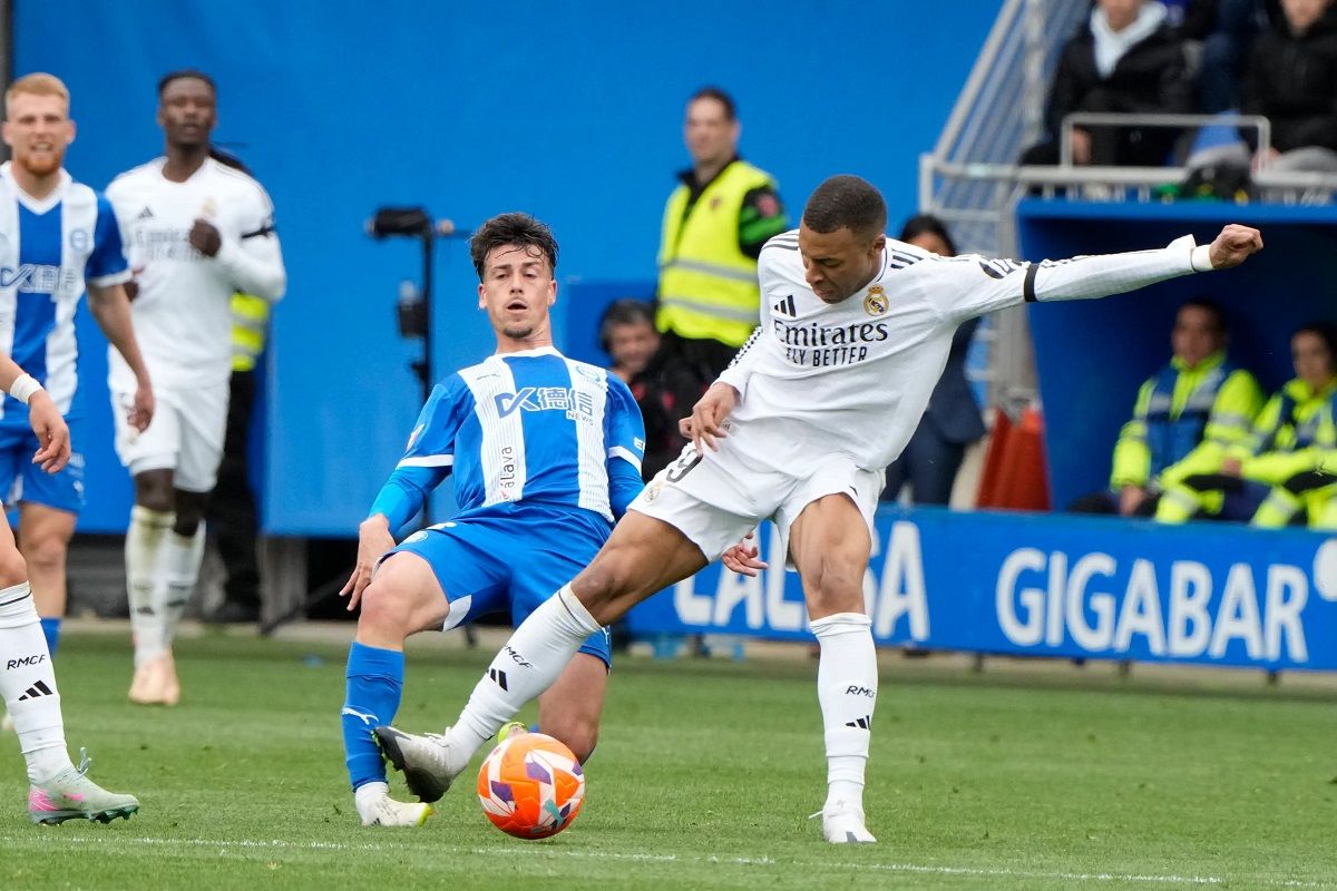 El delantero francés vio la roja a instancias del VAR.