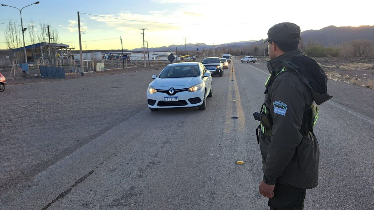 A las 8, Gendarmería Nacional habilitó la circulación para particulares y micros que esperaban desde la noche del martes para cruzar a Chile. A las 8, Gendarmería Nacional habilitó la circulación para particulares y micros que esperaban desde la noche del martes para cruzar a Chile.