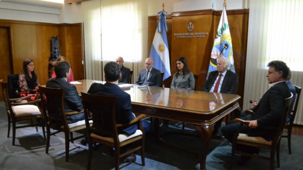 El aumento del 215% a los abogados ad-hoc se dispuso luego de una reunión entre los ministros de la Corte Suprema e Justicia de Mendoza con representantes de la Federación de Colegios de Abogados y el Colegio de Abogado y Procuradores de las cuatro circunscripciones judiciales.