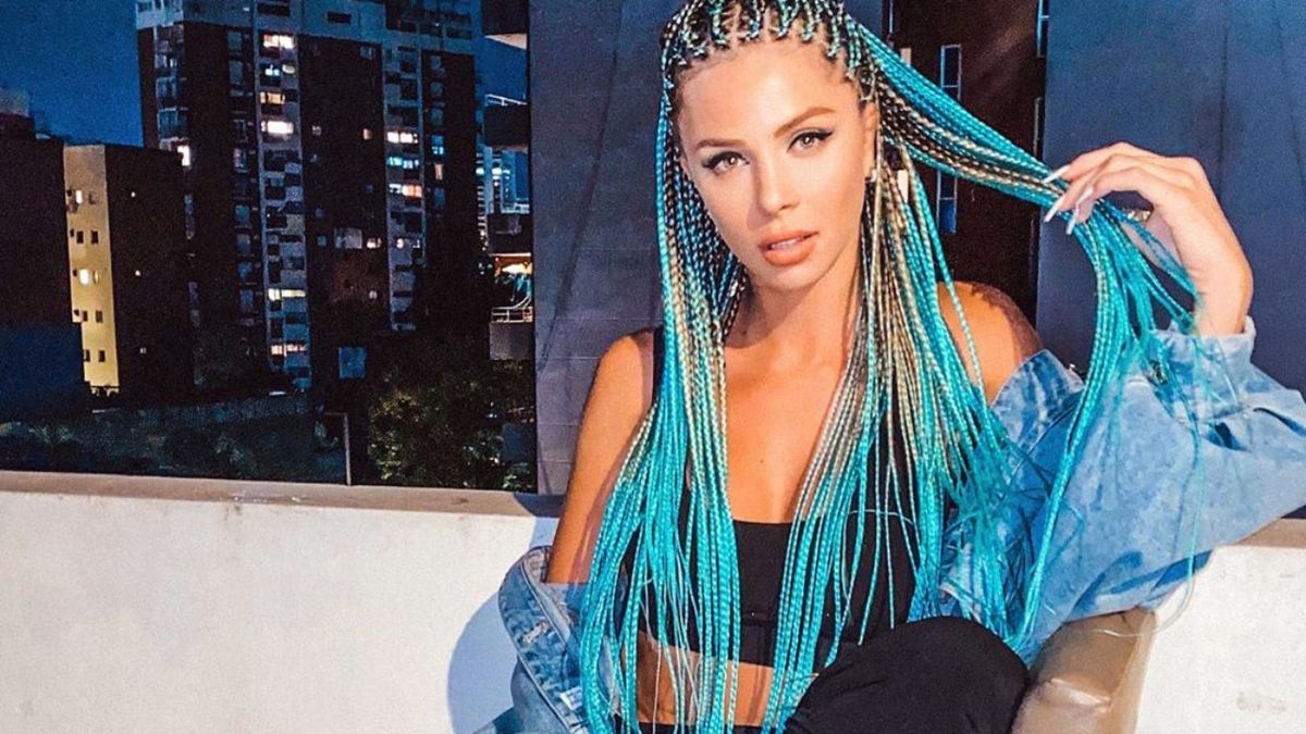 Romina Malaspina confirma que el corporate core se lleva con camisita ultra al ras y corbatita
