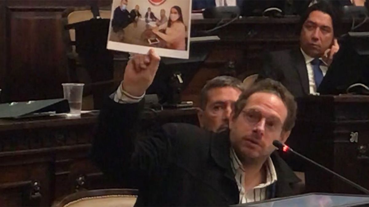 Ilardo, el líder de la bancada opositora, insiste en que el ministro Ibañez debe visitar la Legislatura.