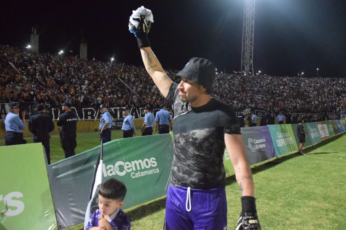 El Cali Rodríguez la gran figura del Cuervo, el arquero se sacó el hombro en la definición por penales. El Cali Rodríguez la gran figura del Cuervo, el arquero se sacó el hombro en la definición por penales.