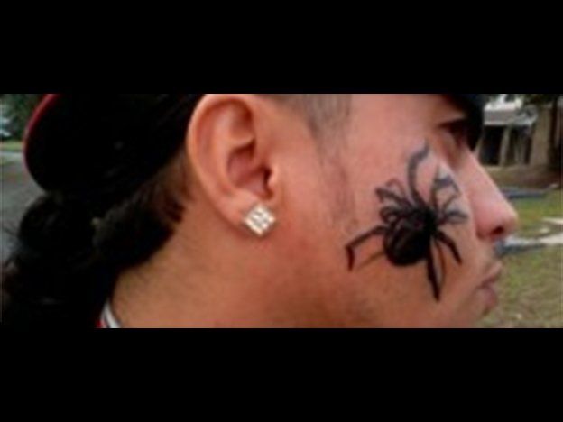 Se tatuó una araña en la cara para combatir la aracnofobia y terminó con una mala suerte increíble