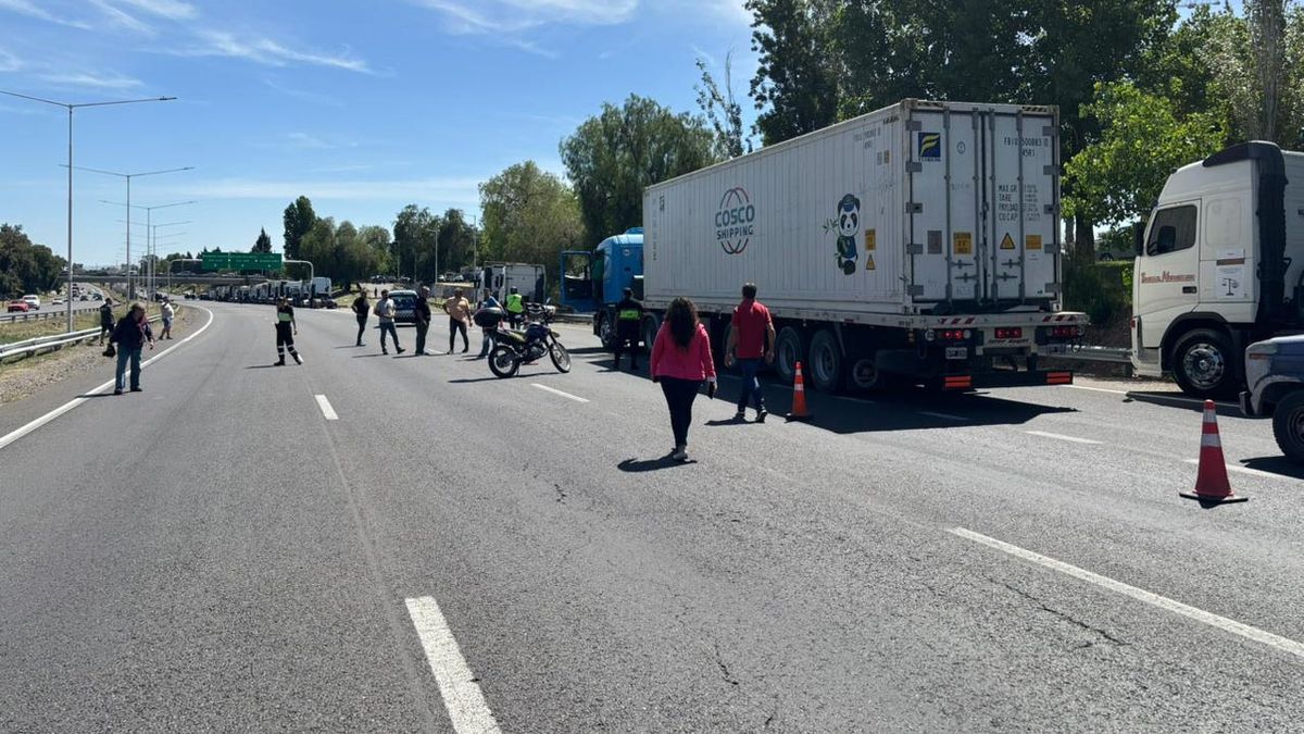 Camioneros levantaron la protesta pasadas las 11.40, una vez que finalizó la reunión entre el ministro de Hacienda y Aprocam. Camioneros levantaron la protesta pasadas las 11.40, una vez que finalizó la reunión entre el ministro de Hacienda y Aprocam.